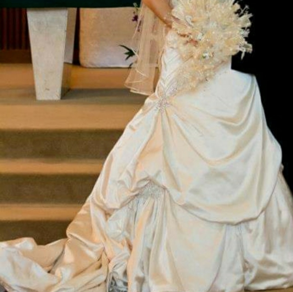Wedding dress - Picture 6 of 7
